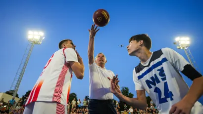 Svetislav Pešić podbacuje loptu (©Mozzart Sport)