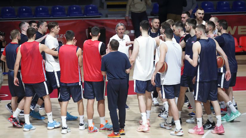 Svetislav Pešić sa reprezentativcima (©MN Press)