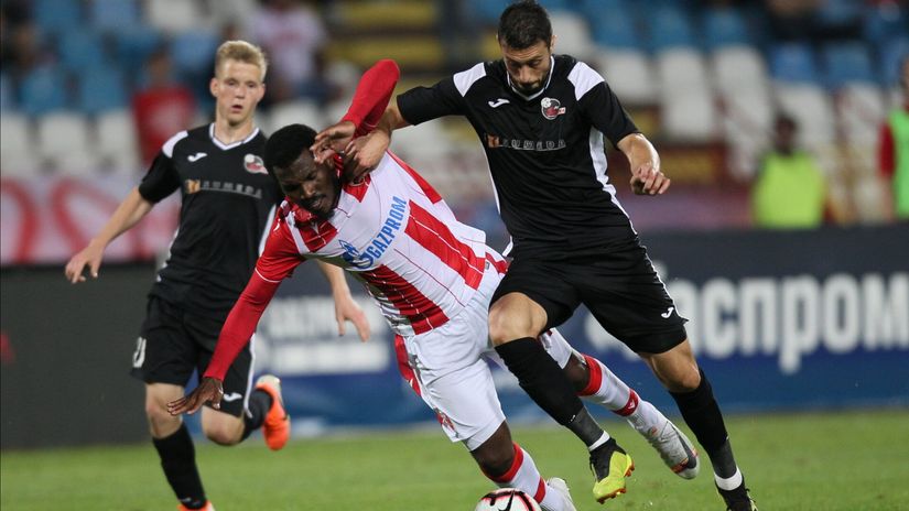 Aleksandar Živanović u duelu sa El Fardu Benom (©MN Press)