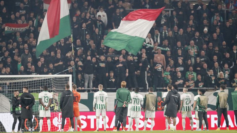 Igrači Ferencvaroša sa navijačima (©Reuters)
