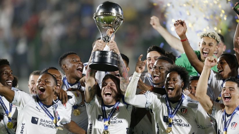 Fudbaleri LDU Kita sa peharom Kopa Sudamerikane (©REuters)