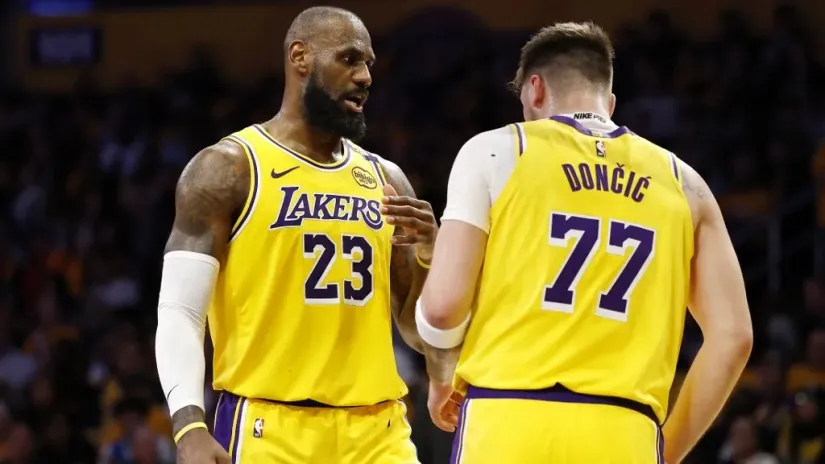 Lebron Džejms i Luka Dončić (©AFP)
